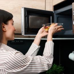 Quatro alimentos que nunca devem ser preparados no micro-ondas
