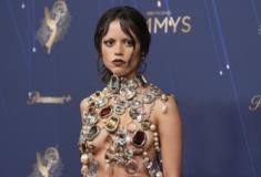 Jenna Ortega ousa com topless e colar de jóias em festival