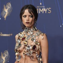 Jenna Ortega ousa com topless e colar de jóias em festival