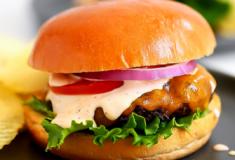 Receita de cheeseburger grelhado e defumado com chipotle e cheddar
