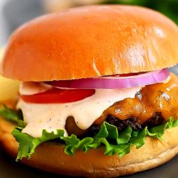 Receita de cheeseburger grelhado e defumado com chipotle e cheddar