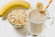 Shake de proteína com banana e aveia