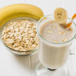 Shake de proteína com banana e aveia