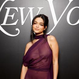 Rachel Zegler brilha com look ousado e transparente em evento