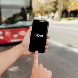 Uber cobra mais caro de celular com pouca bateria? Entenda