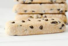 Receita de barras de proteína de banana com gotas de chocolate