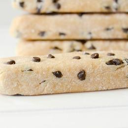 Receita de barras de proteína de banana com gotas de chocolate