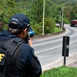 Senado analisa projeto que isenta comprador de veículo de pagar multas do antigo dono