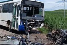 Grave acidente entre carro e ônibus deixa dois mortos na AL-105, em Porto Calvo