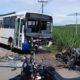 Grave acidente entre carro e ônibus deixa dois mortos na AL-105, em Porto Calvo