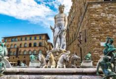Turista é multada em quase R$ 30 mil ao tentar tocar estátua histórica em Florença