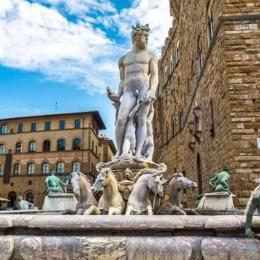 Turista é multada em quase R$ 30 mil ao tentar tocar estátua histórica em Florença