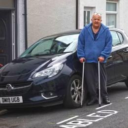 Morador é multado por estacionar em vaga para deficientes recém-criada para ele
