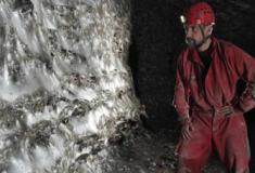 A Maior Teia de Aranha do Mundo Esconde Mais de 111 Mil Aranhas em uma Caverna Assustadora