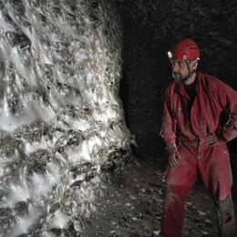 A Maior Teia de Aranha do Mundo Esconde Mais de 111 Mil Aranhas em uma Caverna Assustadora