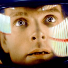 Acesse os mais belos GIFs do filme 2001: Uma Odisseia no Espaço.