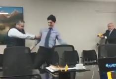 Prefeito usa assessor como cobaia para testar arma de choque e causa revolta