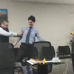Prefeito usa assessor como cobaia para testar arma de choque e causa revolta