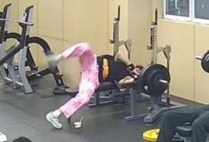 Homem escapa de ser esmagado por barra de 145 kg em academia na China