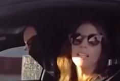 Com que mão?: Mulher sem braço direito é multada por usar celular nos EUA
