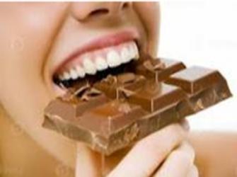 Chocolate usado moderadamente reduz o colesterol e a pressão arterial