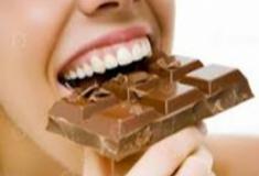 Chocolate usado moderadamente reduz o colesterol e a pressão arterial