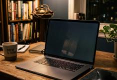 Notebook ligando, mas a tela fica preta? Saiba o que pode ser e como resolver