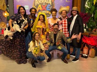 Fabiana Karla “foge” do casamento e diverte convidados no Arraiá do Axé
